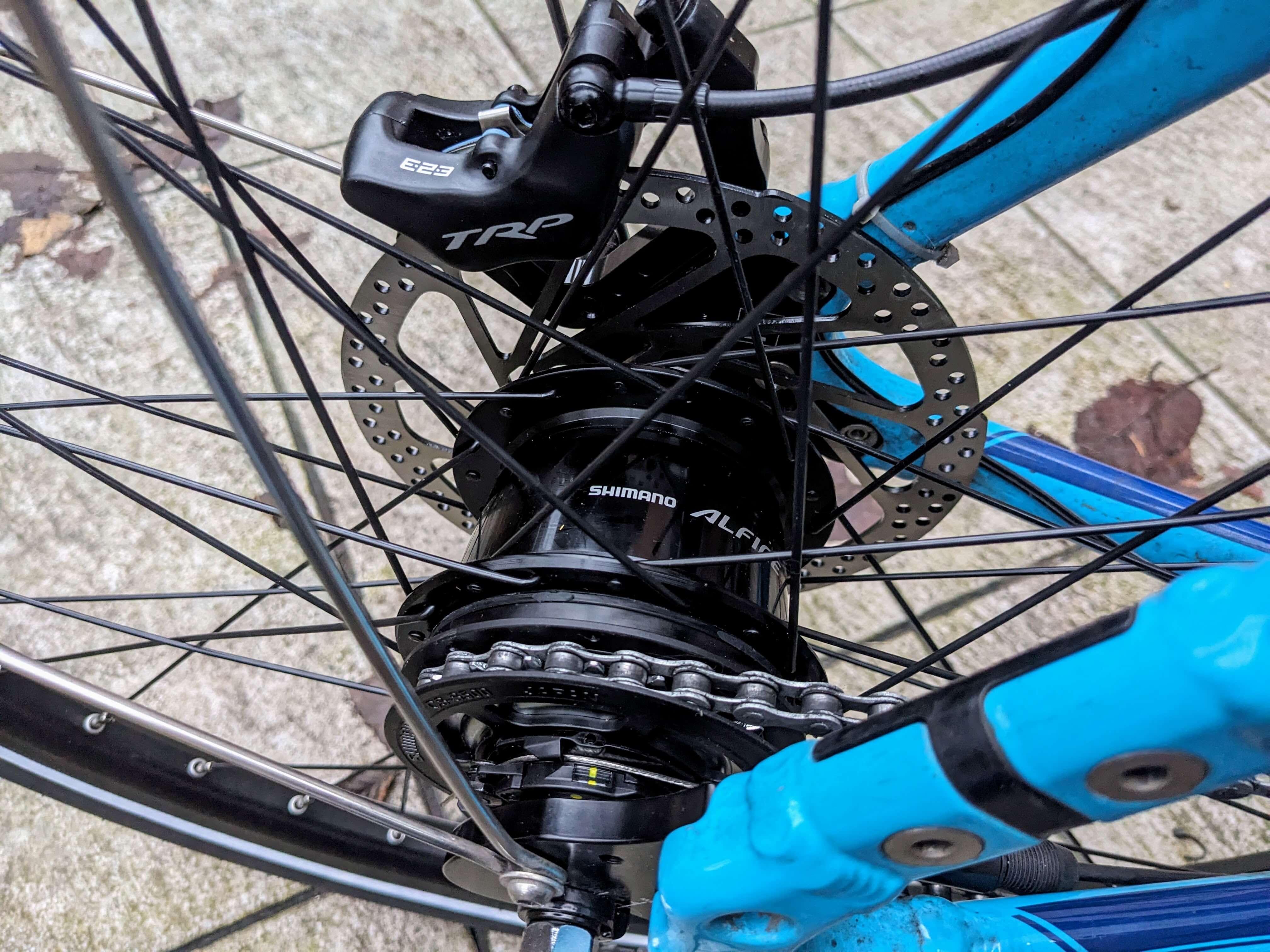 Vue de dessus d’un moyeu à vitesses Shimano Alfine 8 installé sur un vélo cargo Bullitt.